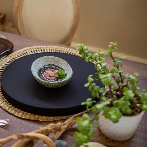 black ginger catering plates sashimi μαγιάτικου σερβίρισμα σε τραπέζι με Ιαπωνέζικου στυλ ντεκόρ