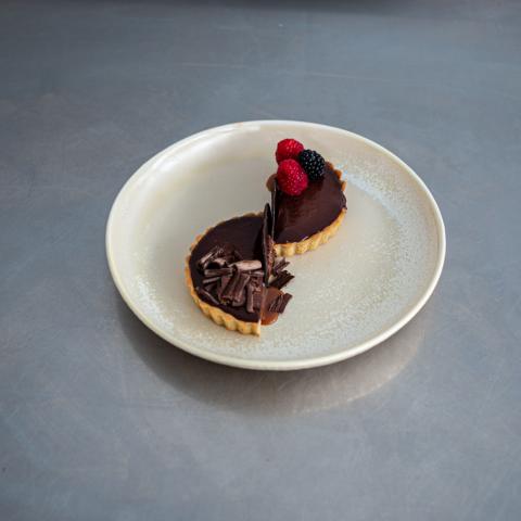 black ginger catering tartes - τάρτα σοκολάτας, framboises, φλοίδες σοκολάτας, κουλί καραμέλας