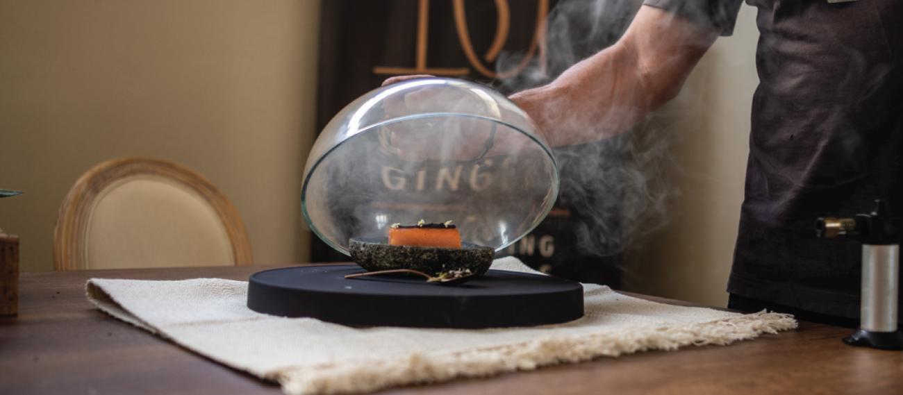 Black Ginger Catering κάπνισμα σολωμού με αρωματικά ξύλα